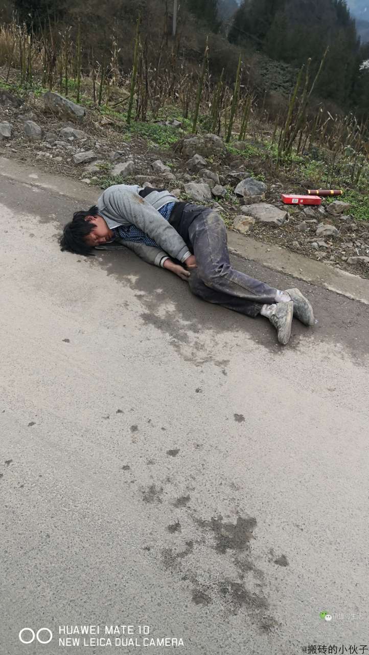 谁认识赶紧叫他家里人带走,估计是喝醉酒了